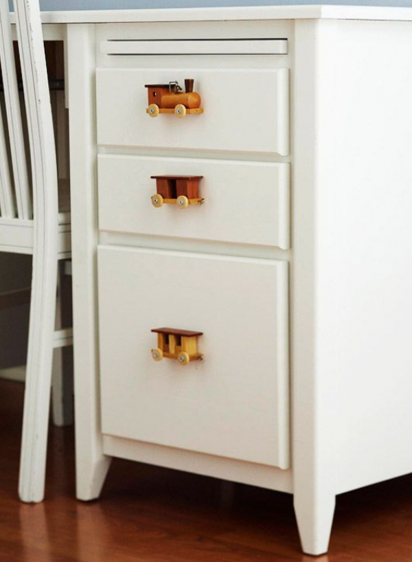 Laci Kayu dengan Knob Unik